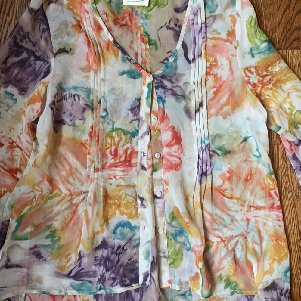 Floral blouse that is sheer and very flowy - Picture 3 of 3